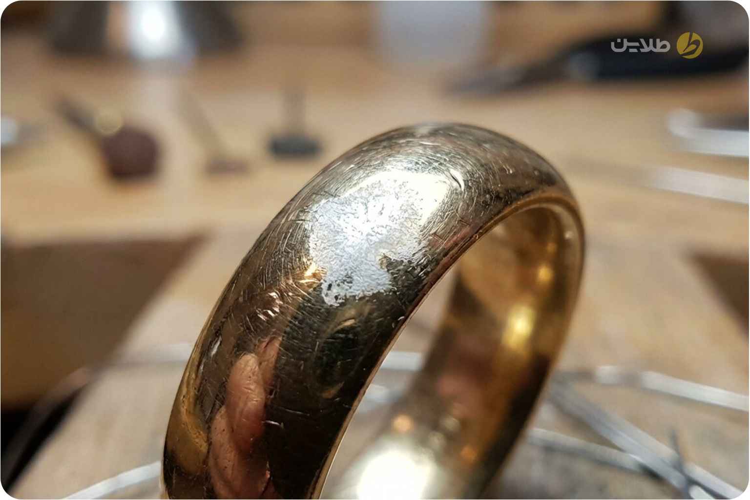 پاک کردن چسب قطرهای از روی قطعه طلا